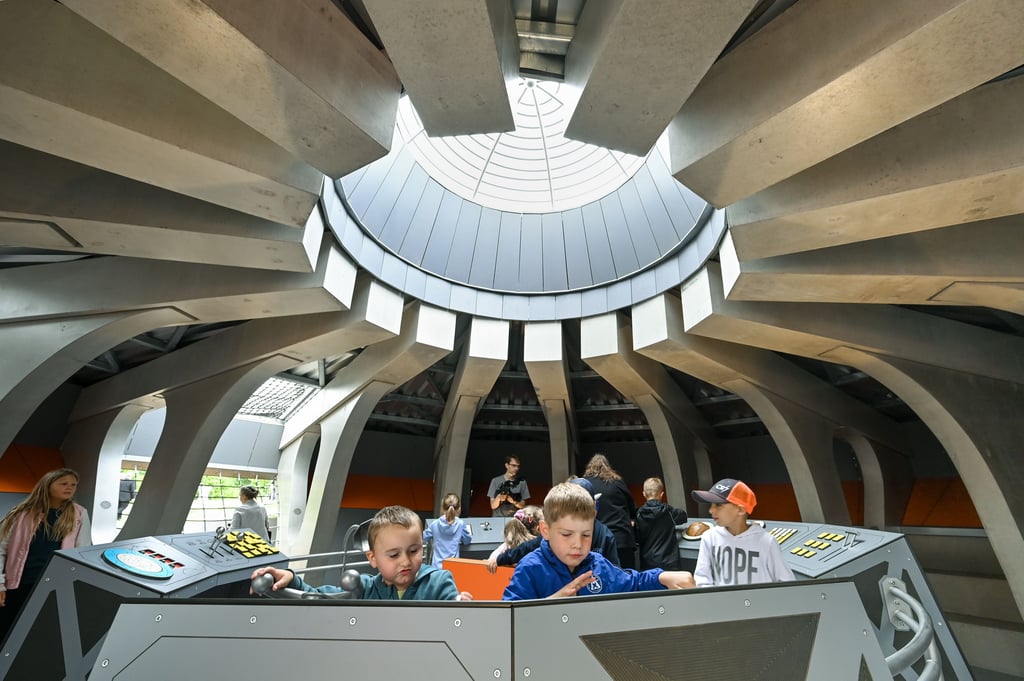 Kinder spielen im Innenraum des multifunktionalen Bau «Outer Space», der mit einem Cockpit eines Raumschiffes ausgestattet ist.