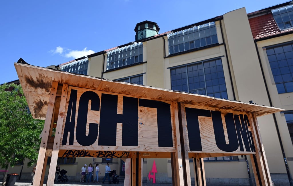 „Achtung“ ist das Motto der Jahresschau "summaery 2025" der Bauhaus-Universität.