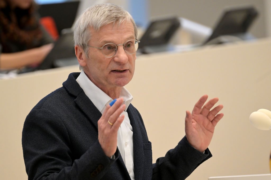 Brandenburgs AfD-Fraktionschef Hans-Christoph Berndt kritisiert die Einstufung von fünf Abgeordneten als rechtsextrem durch den Verfassungsschutz. (Archivbild)
