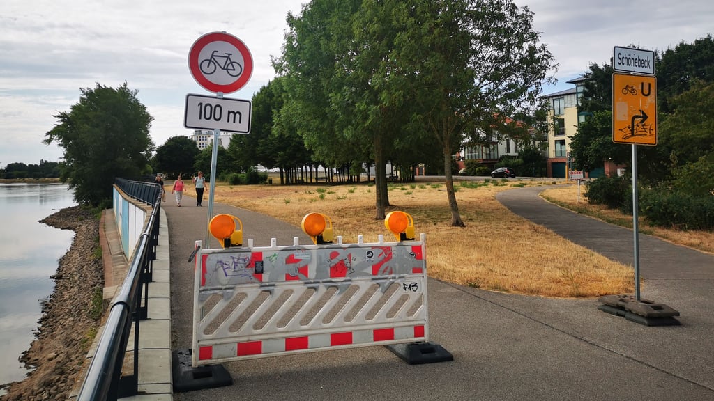 Für Radfahrer endet der Weg an der Elbuferpromenade in Magdeburg. Während Fußgänger passieren dürfen, werden Radler umgeleitet.