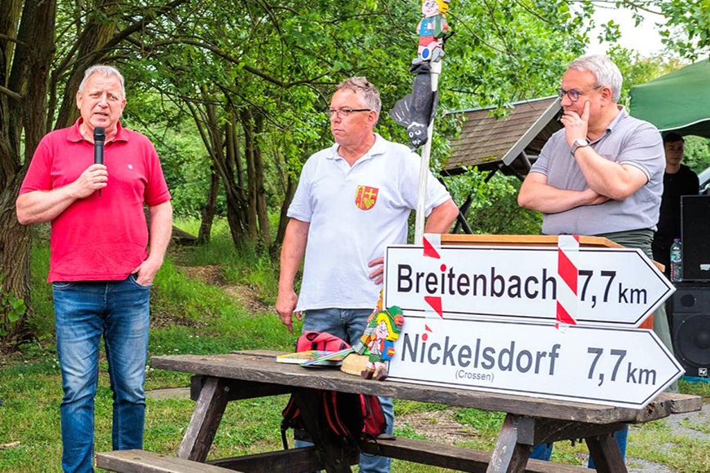 Uwe Kraneis (l.) hatte jahrelang für die Freigabe des Wanderweges zwischen Breitenbach und Nickelsdorf gekämpft.