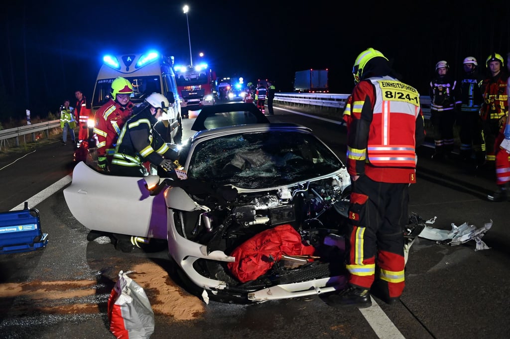 Bei einem Unfall auf der A12 mit einem Sportwagen und einem Kleintransporter ist ein Mann ums Leben gekommen. Weitere Insassen des Transporters wurden schwer verletzt.