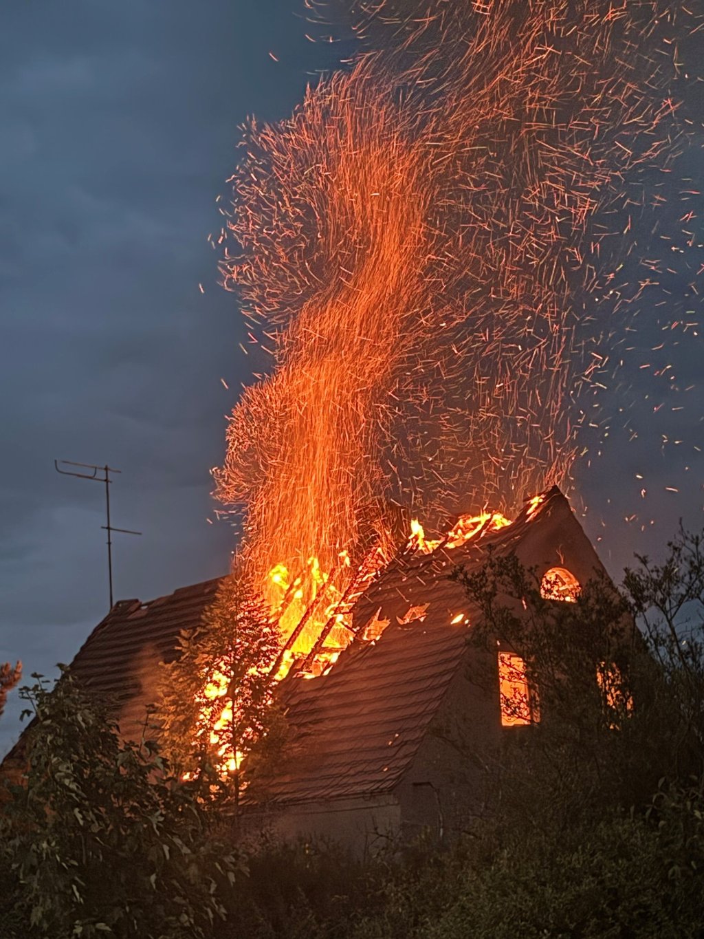In Flammen stand das Haus in der Nacht zum Donnerstag an der Baalberger Kreisstraße.