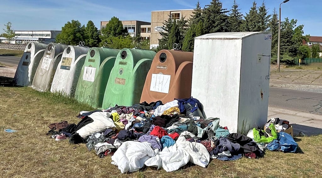 Altkleidercontainer am alten Gymnasium in Tangerhütte. Nicht nur diese quellen regelmäßig über.