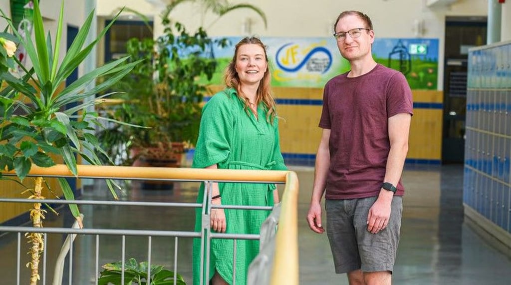 Erstes Kennenlernen: Daniel Selent fängt an der Gemeinschaftsschule in Gröbzig als Seiteneinsteiger an. Dorothee Suchomel leitet die Schule.