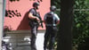 Mit Maschinenpistolen bewaffnete Polizisten&nbsp;waren am Donnerstag in Halle-Neustadt im Einsatz.