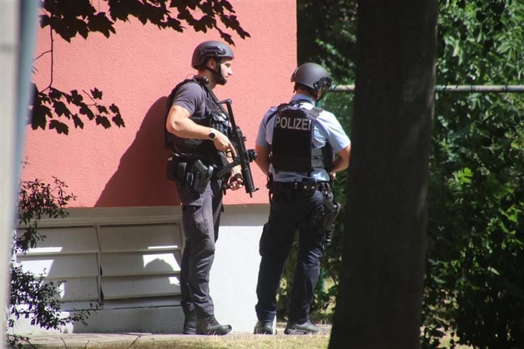 Mit Maschinenpistolen bewaffnete Polizisten waren am Donnerstag in Halle-Neustadt im Einsatz.