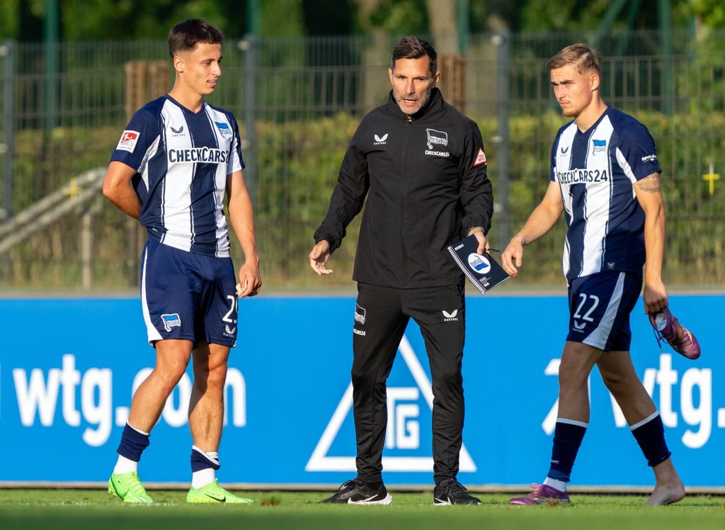In Kitzbühel will Trainer Leitl (m.) die Hertha fit für die Saison machen.