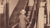 Eine Postkarte aus dem Kölnischen Stadtmuseum zeigt die erste deutsche Rolltreppe im Kölner Kaufhaus Tietz im Jahr 1925.