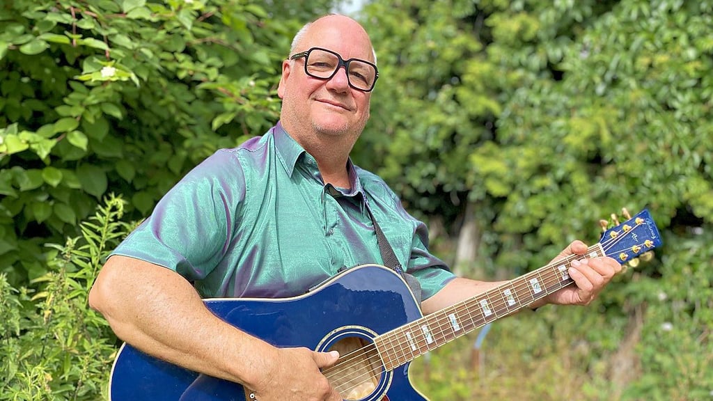 Der Liedermacher Burkhard Peine veröffentlicht neue Lieder.