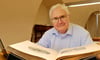 Robert Kolb an seinem Arbeitsplatz in der Reformationsgeschichtlichen Forschungsbibliothek