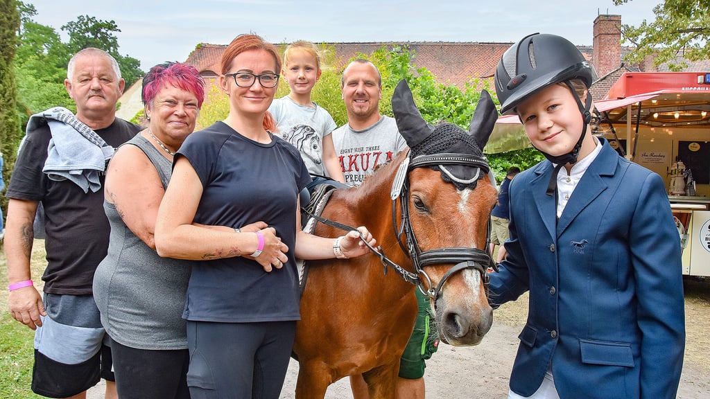 Die Familie Thielecke aus Hundisburg: Mutter Sabrina und Vater Thomas mit ihren Töchtern Kimberly (12) und Melissa (4), begleitet von den Großeltern Ines und Sieghard Kolbe, die die Mädchen liebevoll unterstützen.