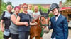 Die Familie Thielecke aus Hundisburg: Mutter Sabrina und Vater Thomas mit ihren Töchtern Kimberly (12) und Melissa (4), begleitet von den Großeltern Ines und Sieghard Kolbe, die die Mädchen liebevoll unterstützen.