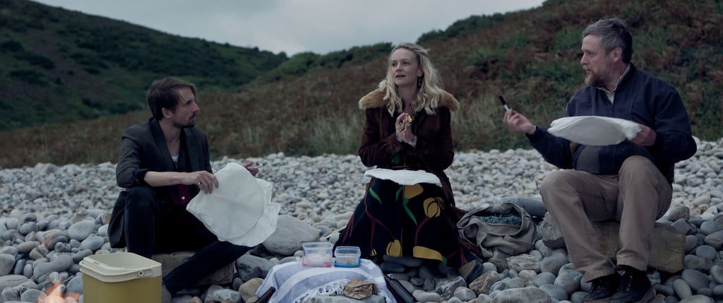 Tom Basden (l) als Herb McGwyer, Carey Mulligan als Nell Mortimer und Tim Key als Charles Heath in einer Szene des Films „The Ballad Of Wallis Island“ (undatierte Filmszene).
