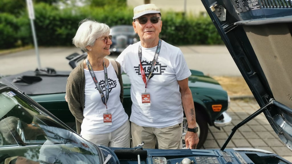 Alte Liebe rostet nicht: Birgitt Hüter mit ihrem Gatten Heinz und dem BMW 2002, den der