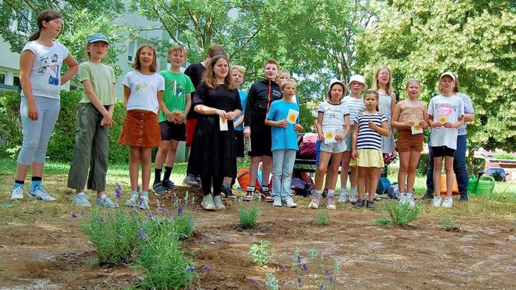 Schüler der 4 a der Grundschule Lützen haben zusammen mit der Wohnbau eine Blühwiese angelegt.