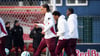 Stand jetzt ist Xavi Simons (2.v.l.) am Montag beim Trainingsauftakt mit Ole Werner dabei.