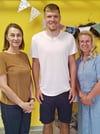  Swantje Roitsch (von rechts), Leiterin der Gardelegener Wander-Grundschule, freut sich schon auf  ihren neuen Lehrer  Florian Scheinert, der über das Gardelehrer-Programm der Stadt, begleitet von der Sozialausschussvorsitzenden Sandra Hietel-Heuer, sein Lehramtsstudium absolvieren konnte. Er wird mit Beginn des neuen Schuljahres als Referendar in der Wander-Grundschule  arbeiten. 
