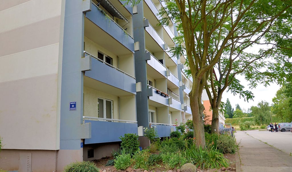 In diesem Wohnblock an der Hopfenstraße ist ein Mann verhaftet worden, dem die Verbreitung von Kinderpornografie vorgeworfen wird.