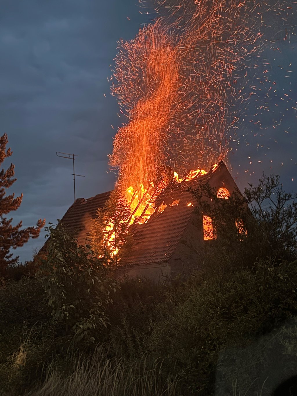 In Flammen stand das Haus in der Nacht zum Donnerstag an der Baalberger Kreisstraße.