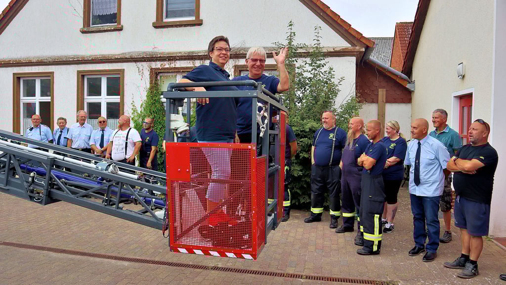 Hoch hinaus ging es für Rainer Mech und seine Frau Iris mit der Drehleiter in Jederitz. Der langjährige Wehrleiter wurde von Kameraden und Mitarbeitern der Stadt Havelberg aus dem aktiven Dienst verabschiedet.