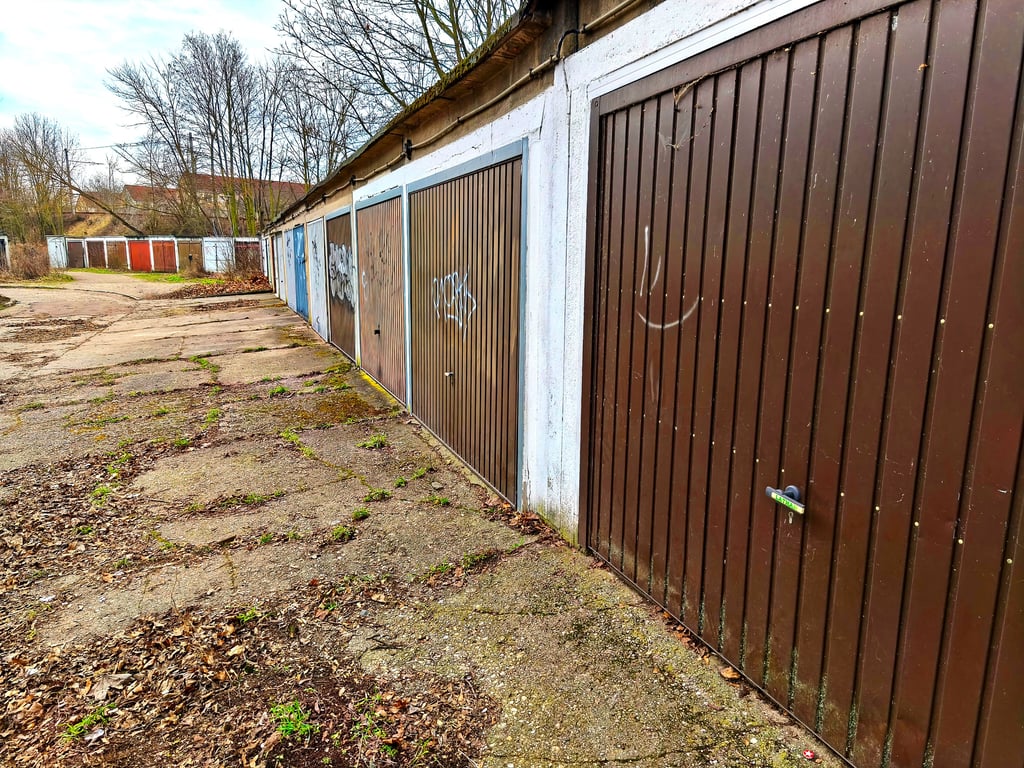 Blick in einen Garagenkomplex.