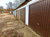 Blick in einen Garagenkomplex. 
