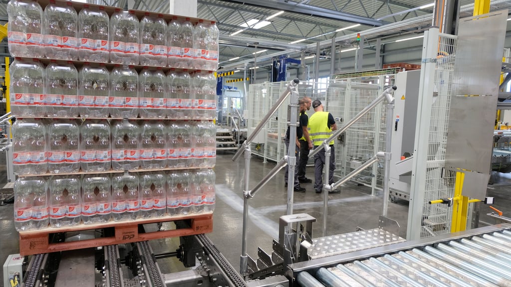Im Betrieb der Roxane GmbH in Jessen werden jährlich bis zu 350 Millionen Flaschen befüllt. Einige von ihnen sind offenbar mit Keimen belastet.
