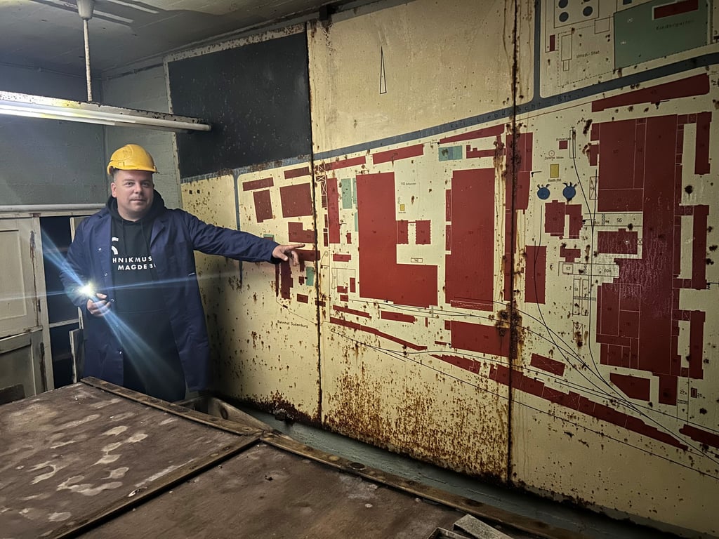 Christian Marlow hat bei einer Besichtigung eines Magdeburger Bunkers die einzigartige Karte des Poltewerks entdeckt.