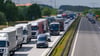 Lastwagen stauen sich auf der Autobahn A12 in Richtung Polen vor der Bundesgrenze.