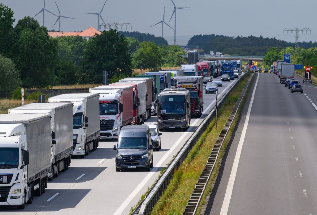 Lastwagen stauen sich auf der Autobahn A12 in Richtung Polen vor der Bundesgrenze.