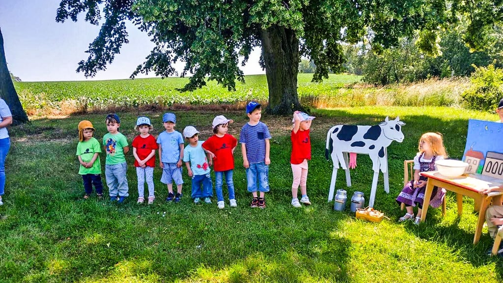 Die Mädchen und Jungen der Kita führten die Sage Der Drachen von Spora für die Jury zum Landeswettbewerb auf.
