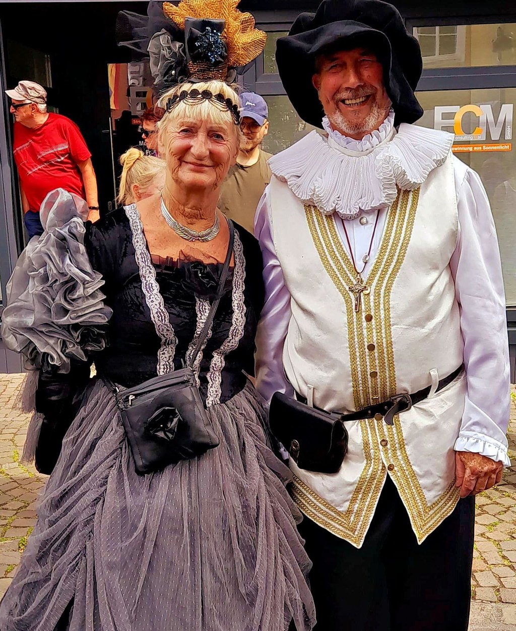 Heidi Becker und Thomas Kirchhoff, Mitglieder des Vereins Kloster/Schloss Nienburg/Saale, in historischen Gewändern während des Festzuges in der Partnerstadt Nienburg/Weser.