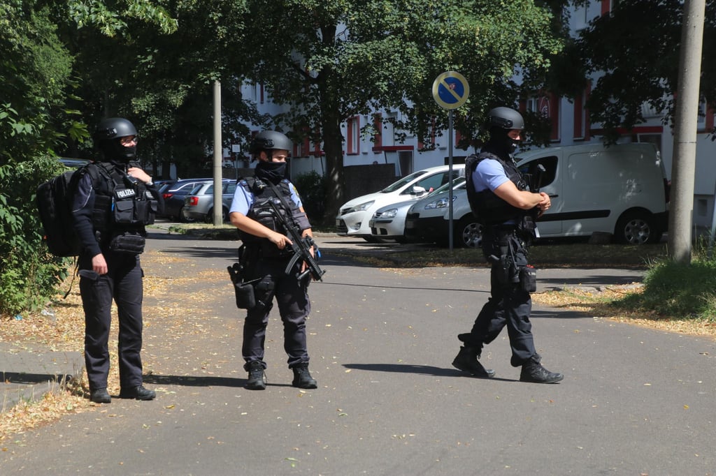 Polizisten sperrten die Umgebung in Halle-Neustadt ab.