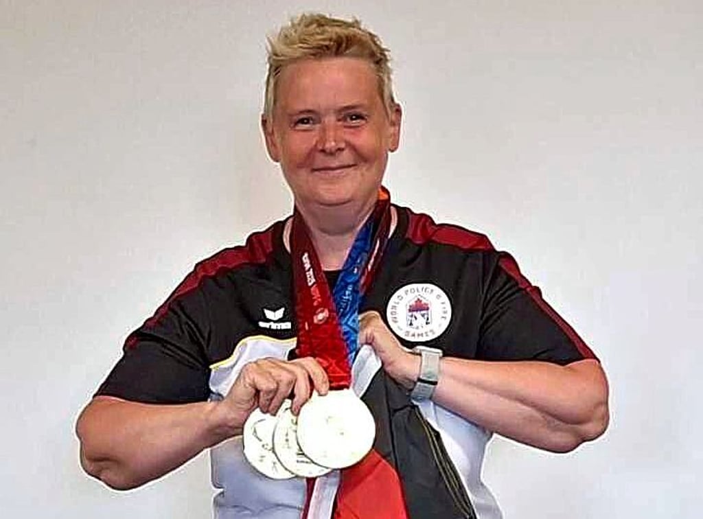 Alle drei Titel verteidigt: Bogenschützin Heike Gordziel ist glücklich.