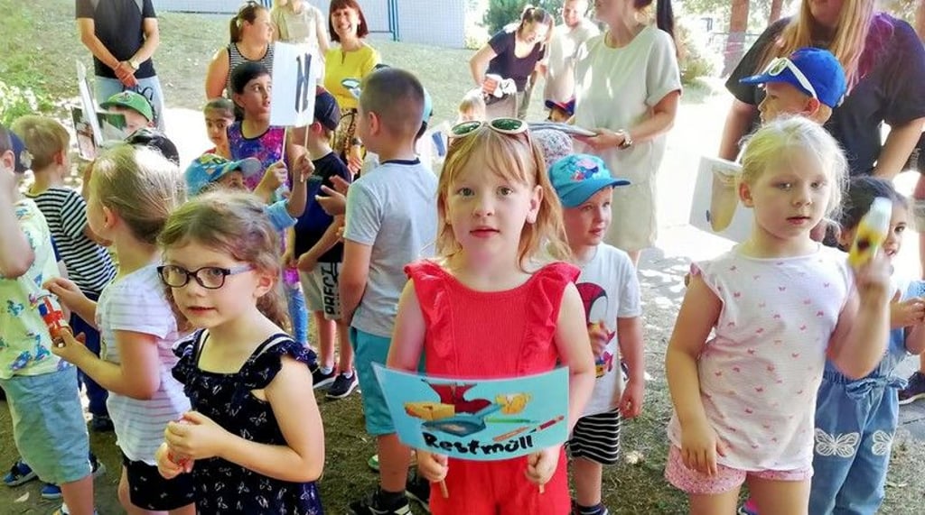 Mit einem Lied eröffneten die Steppkes der Kita Kinderträume ihre Sommerfest, das zugleich den Abschluss ihres Müll-Projektes bildete.