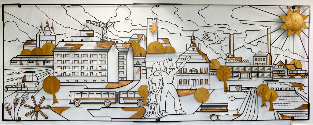 Alles, was eine Stadt braucht: Das große Relief aus Metall von Wolfgang Buge im Loburger Sportlerheim zeigt die Stadt Loburg in einer zeittypischen Darstellung.