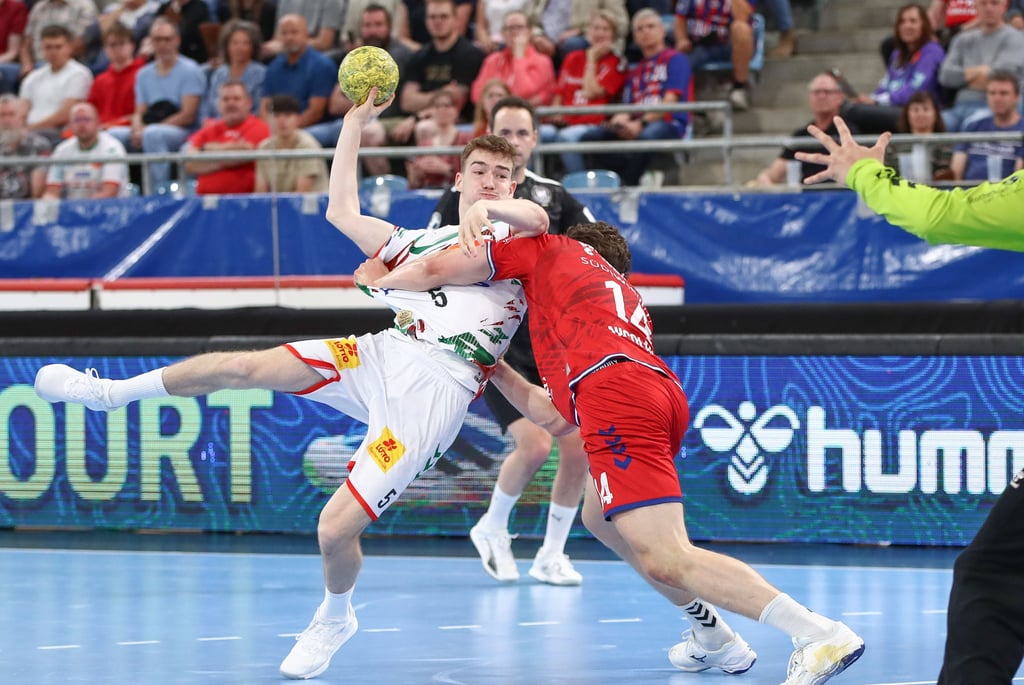 SCM-Linksaußen Pablo Lange wird hier beim Spiel in Bietigheim von Fynn-Luca Nicolaus attackiert. Beim 35:25-Sieg warf der 19-Jährige zum Ende des Spiels sogar noch zwei Tore.