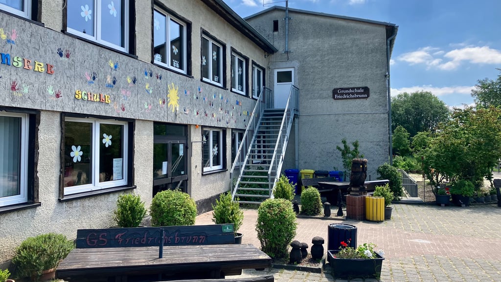 Die ehemalige Grundschule in Friedrichsbrunn. Im Gebäude war bis zuletzt noch der Kita-Hort untergebracht.