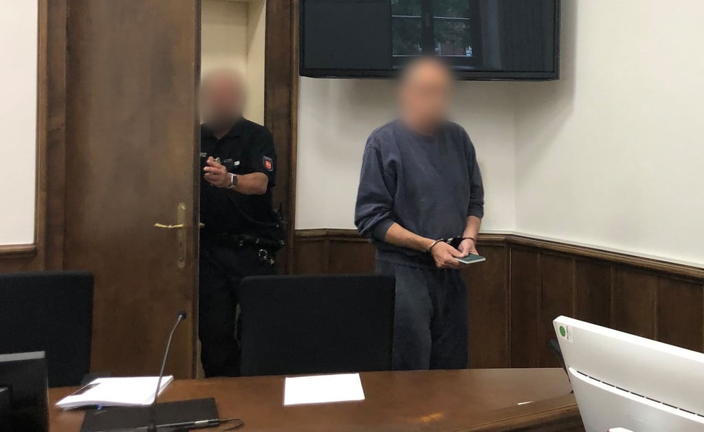Eine Kammer am Landgericht Aurich hat den Angeklagten (r.) wegen Totschlags zu einer mehrjährigen Freiheitsstrafe verurteilt. (Archivbild)