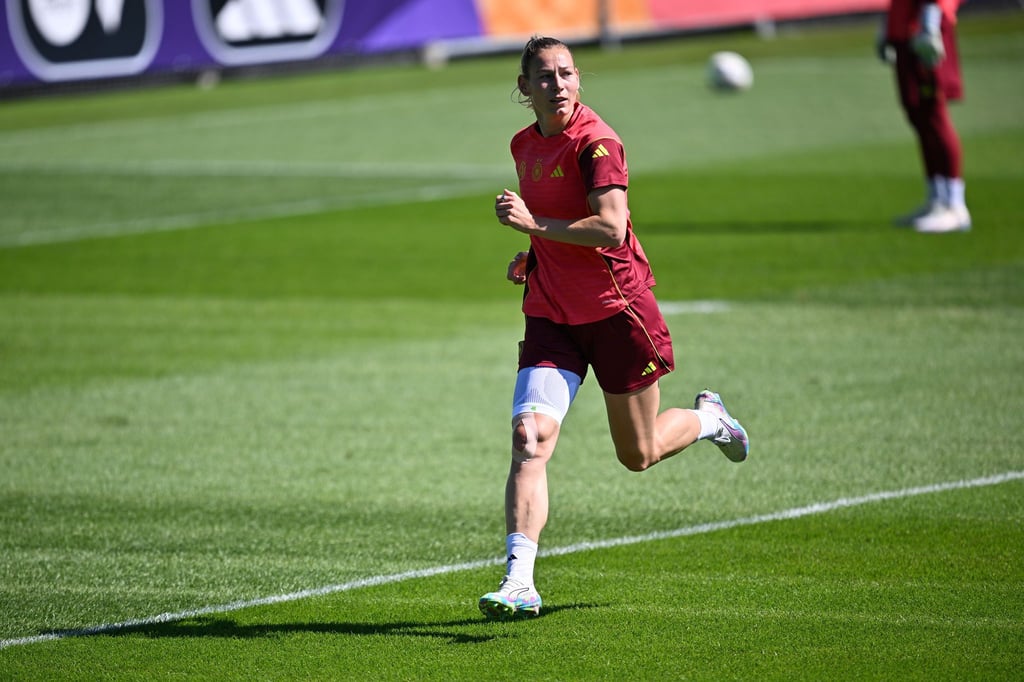 Sara Linder beim Lauftraining mit Bandage.