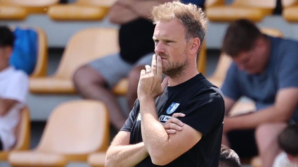 Markus Fiedler blickt nachdenklich auf seine Männer beim Testspiel des 1. FC Magdeburg gegen den FC Zürich.