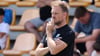 Markus Fiedler blickt nachdenklich auf seine Männer beim Testspiel des 1. FC Magdeburg gegen den FC Zürich.