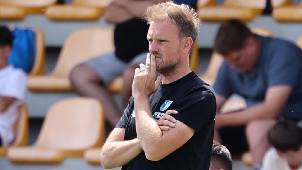 Markus Fiedler blickt nachdenklich auf seine Männer beim Testspiel des 1. FC Magdeburg gegen den FC Zürich.