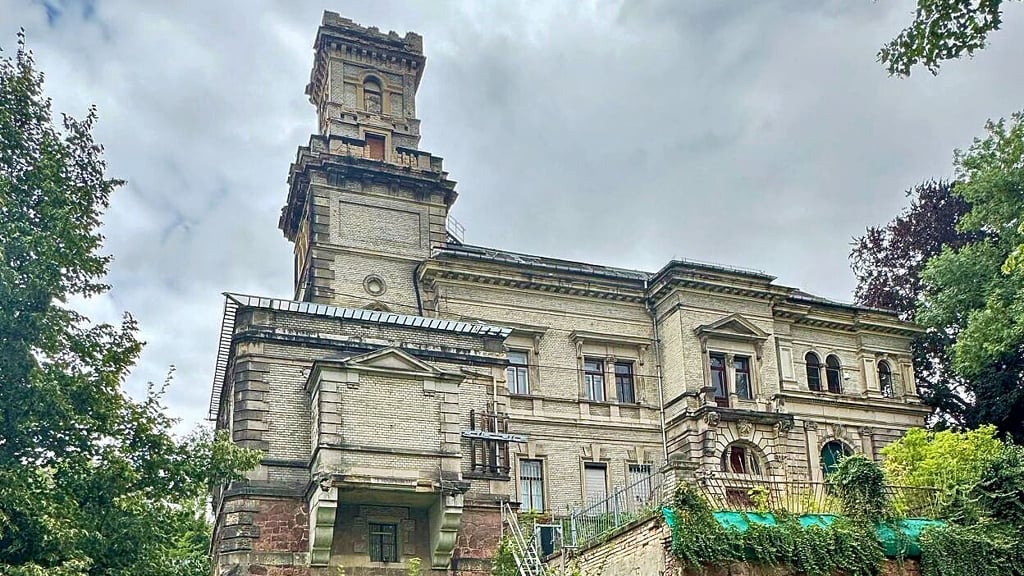 Blick auf die "Villa Lehmann" in Halle-Giebichenstein. Wie geht es weiter mit dem dringend sanierungsbedürftigen Denkmal?