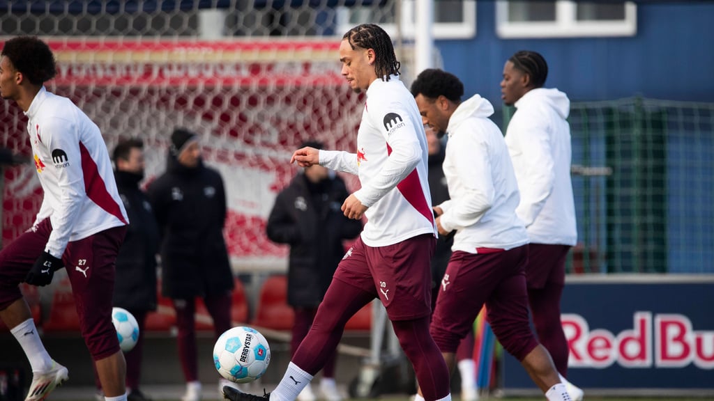 Stand jetzt ist Xavi Simons (2.v.l.) am Montag beim Trainingsauftakt mit Ole Werner dabei.