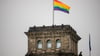 Ein Sprecher von Bundestagspräsidentin Julia Klöckner (CDU) spricht bei der Anordnung, die Regenbogenfahne zu entfernen, von einem Routinevorgang. (Archivbild)