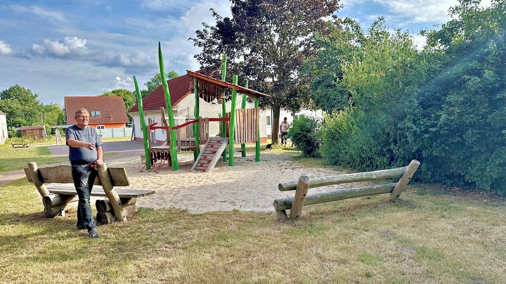 Fritz Lichtenberg, Vorsitzender von „Wir für Klitsche“, zeigt auf den Platz, wo Outdoor-Fitnessgeräte aufgestellt werden sollen.