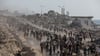 Wer Hilfsgüter im Gazastreifen bekommt, muss teils weite Wege auf sich nehmen. (Archivbild)