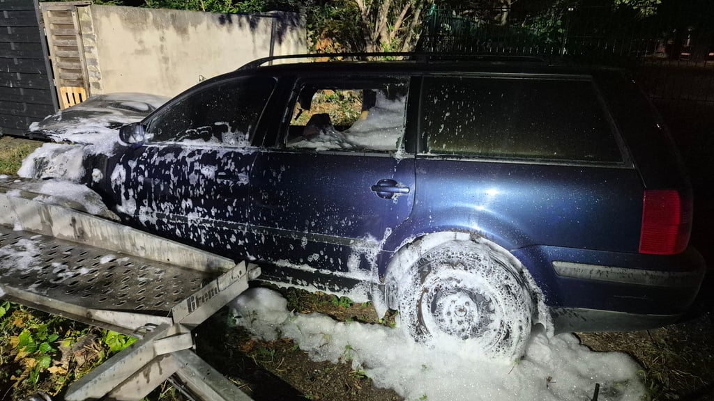 Trotz Löscharbeiten der Feuerwehr ist ein VW nach einem Brand in Halberstadt Schrott.